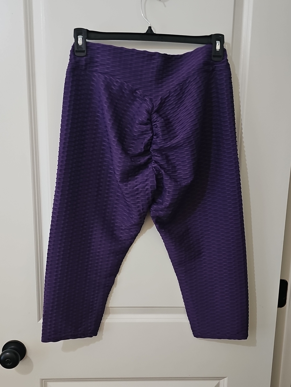 Purple Textured High-Waist 3/4 Leggings with Butt Scrunch Detail